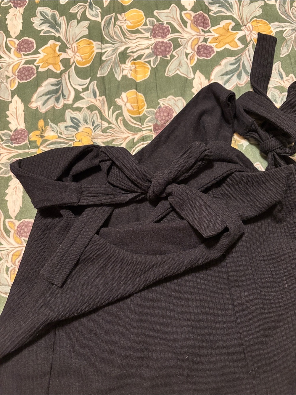 Old Navy Black Ribbed V-Neck Tie-Shoulder Bodysuit - Picture 3 of 5